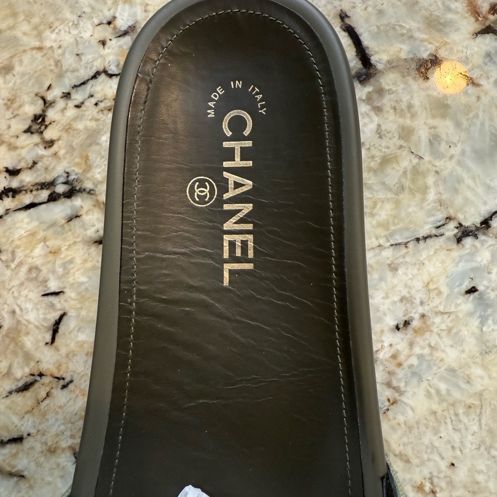 CHANEL Slides - Picture 4 of 16